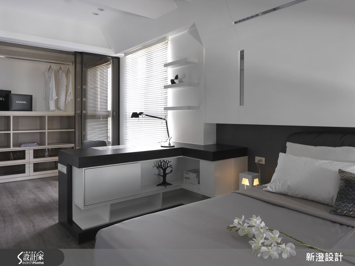 步入位於新竹市香山區的 34 坪居宅，酷黑與純白的強烈